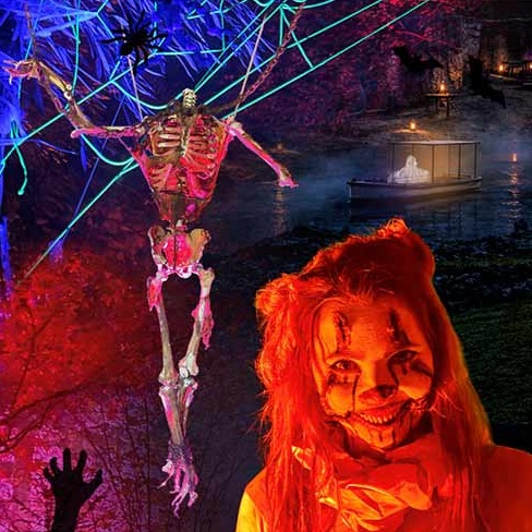 Gruselig geschminkter Clown vor einer nächtlichen, geheimnisvoll beleuchteten Landschaft mit Skelett und Spinnennetz